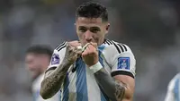 Piala Dunia 2022 telah usai dengan menahbiskan Argentina sebagai juara. Keberhasilan Argentina membuktikan bahwa wakil non Eropa kali ini lebih baik dibanding para wakil Eropa, seperti Prancis yang mereka taklukkan di partai final. Kiprah para wakil non Eropa lainnya memang tak dapat dipandang sebelah mata, seperti Maroko yang tercatat sebagai negara Afrika pertama yang lolos hingga babak semifinal. Dengan pencapaian para wakil non Eropa tersebut, wajar saja jika para pemainnya pun diprediksi bakal menjadi rebutan klub-klub besar Eropa pada bursa transfer Januari mendatang. Seperti lima pemain berikut ini. (AFP/Juan Mabromata)