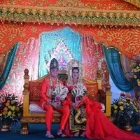 Poster pesta pernikahan 10 hari 10 malam anak raja tambang batu bara Kalimantan Selatan pun bikin heboh netizen. (Foto:  Instagram/duniaindra/tmd)