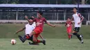 Persita pun masih terlihat menyesuaikan pola dan tempo permainan. Kedua tim pun sejak awal berimbang dalam hal penguasaan bola. Beberapa kali peluang Persita sempat tercipta namun masih gagal menembus benteng pertahanan PSG Pati. (Foto: Dok. Persita)