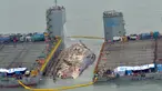 Pekerja mempersiapkan diri mengangkat bangkai kapal feri Sewol di pulau barat daya Jindo, Korea Selatan, Kamis (23/3).Feri Sewol yang tenggelam hampir tiga tahun lalu dari kedalaman 44 meter muncul untuk pertama kalinya (Park Gyung-woo/Hankookilbo via AP)