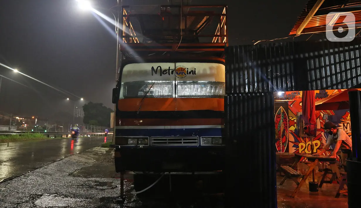 Suasana kafe yang menggunakan angkutan metromini di Bekasi, Jawa Barat, Kamis (15/4/2021). Kafe ini berinovasi di tengah pandemi COVID-19 dengan menggunakan armada metromini yang sudah tidak terpakai sebagai tempat makan pengunjung. (Liputan6.com/Herman Zakharia)