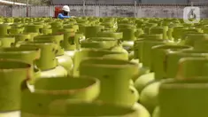 Aktivitas pekerja melakukan pengecekan tabung Liquefied Petroleum Gas (LPG) 3 kg di di Stasiun Pengisian Bahan Bakar Elpiji (SPBE) PT Sriwijaya Bumi Sejahtera, Palembang, Sumatera Selatan, Selasa (10/9/2024). (Liputan6.com/Herman Zakharia)