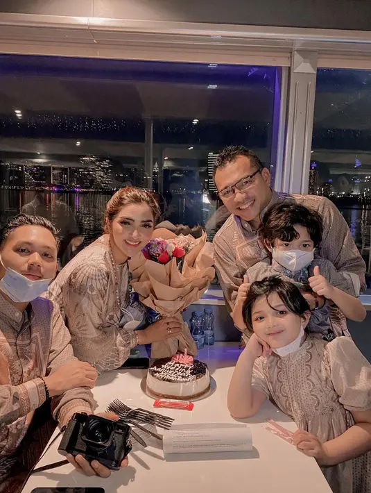 Keluarga Anang Hermansyah dan Ashanty di Dubai (Instagram/ashanty_ash)
