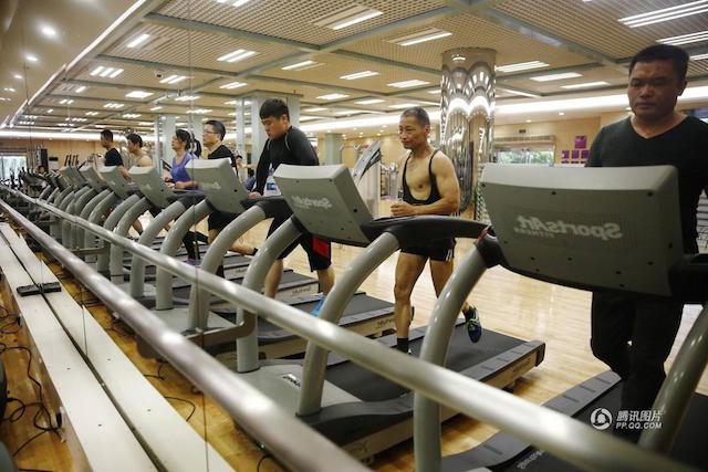 Kakek Ying akan melakukan gym setidaknya selama 2 jam setiap hari | Photo: Copyright shanghaiist.com