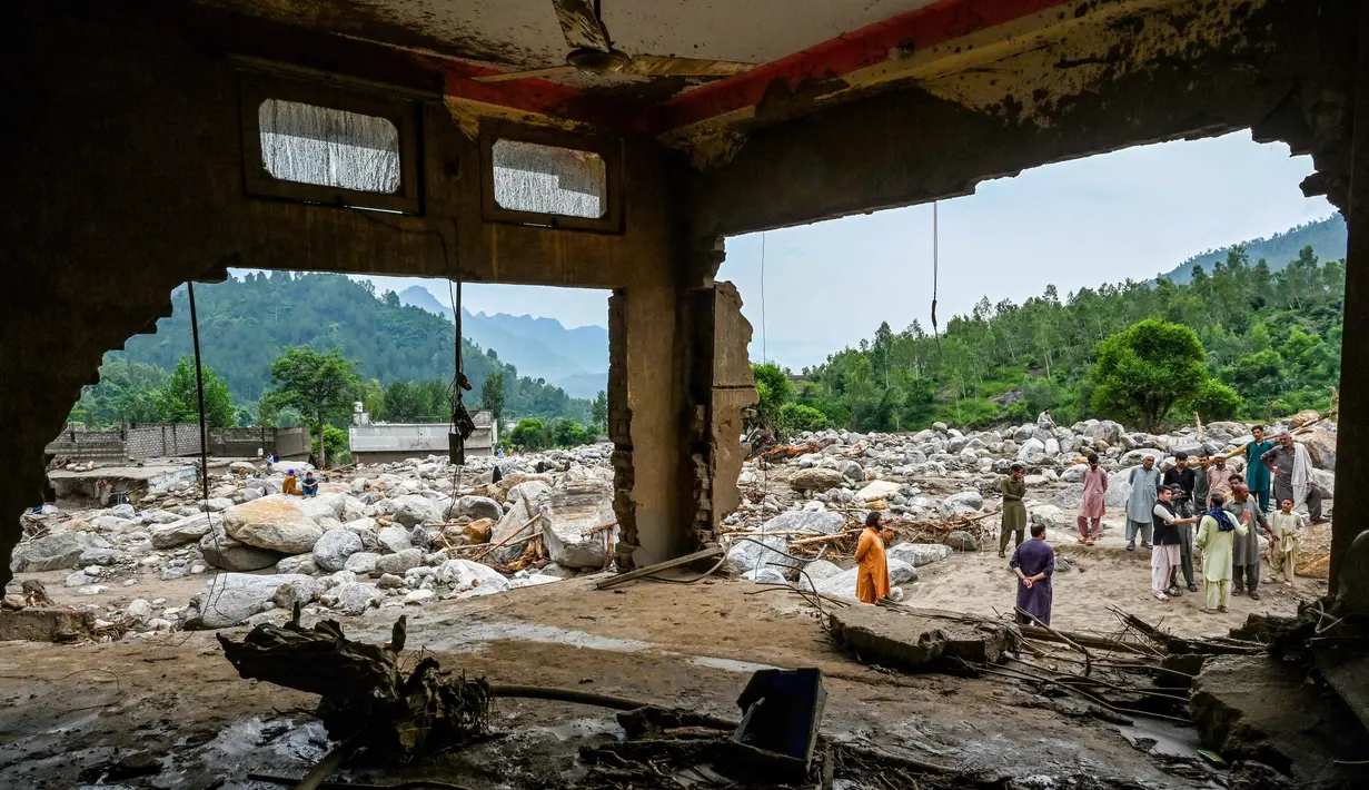 Operasi pencarian dan penyelamatan terhadap warga yang terjebak reruntuhan masih terus dilakukan. (Abdul MAJEED/AFP)