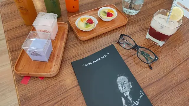 Tak hanya menyediakan croffle, ada juga puding dan berbagai snack.