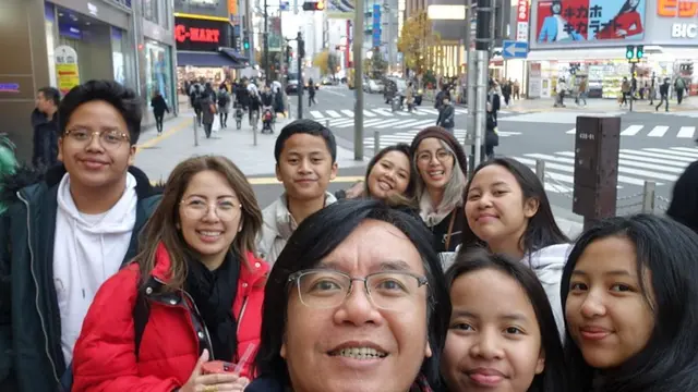 Momen Ari Lasso Saat Liburan Bersama Keluarga, Hot Daddy