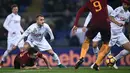 Pemain AS Roma, Edin Dzeko (kanan) mencoba mengecoh para pemain Chievo pada lanjutan Serie A Italia di Olympic Stadium, Roma, (22/12/2016). Roma menang 3-1.  (AFP/Filippo Monteforte)