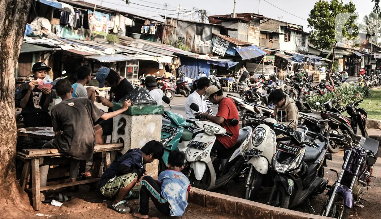 Sejumlah warga saat beralih menjadi tukang ojek akibat berhenti kerja di Jakarta, Kamis (12/11/2020). Dari jumlah tersebut, DKI Jakarta mendominasi dengan jumlah 10,9t persen dari total keseluruhan pengangguran di Indonesia. (merdeka.com/Iqbal S. Nugroho)