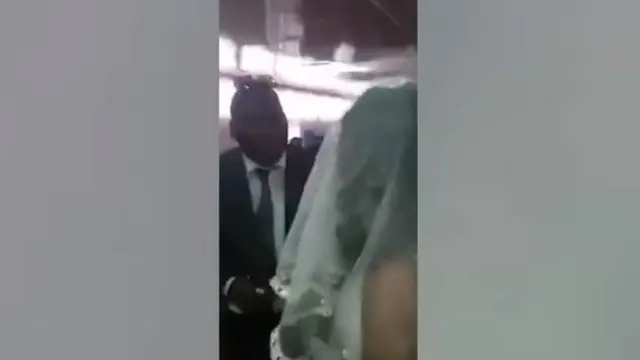 [Bintang] Datang ke Nikahan Mantan Pacar, Perempuan Ini Kenakan Gaun Pengantin dan Mengamuk