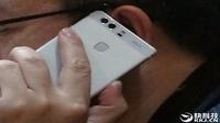 Presiden Huawei diduga tengah menggunakan smartphone terbaru perusahaan, P9, yang akan diperkenalkan pada bulan depan (Foto: Ist)