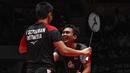 Ganda putra Indonesia  Mohammad Ahsan/Hendra Setiawan berselebrasi usai mengalahkan Hiroyuki Endo/Yuta Watanabe dari Jepang pada final BWF World Tour Finals 2019 di Tianhe Gymnasium, Guangzhou (15/12/2019).  Indonesia sukses membawa pulang satu gelar juara melalui Hendra/Ahsan.  (AP Photo/Andy Wong)
