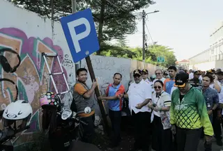 Wagub DKI Jakarta Rano Karno mengimbau warga tidak lagi menggunakan parkir liar di kawasan Point Square, Lebak Bulus. (Liputan6.com/Winda Nelfira)