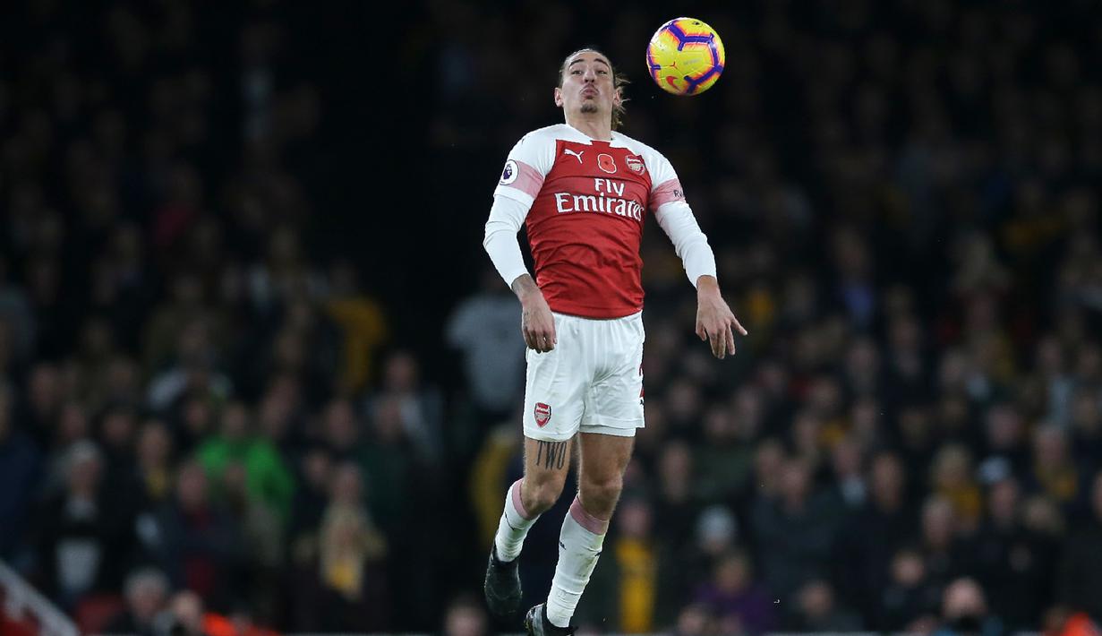 Bek Arsenal, Hector Bellerin berusaha mengontrol bola saat timnya meladeni perlawanan Wolverhampton pada laga lanjutan Premier League, yang berlangsung Minggu (11/11) di stadion Emirates. Arsenal ditahan imbang Wolverhampton 1-1. (AFP/Daniel Olivas)