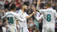 Striker Real Madrid, Karim Benzema, melakukan selebrasi  setelah membobol gawang Malaga, pada pertandingan La Liga, di Santiago Bernabeu, Sabtu (25/11/2017). (AFP/Gabriel Boys).