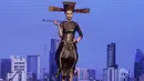 Seorang model memperagakan busana unik kreasi desainer Wang Jingzhi dan Maitre Chocolatier Roberto Rinaldini saat pameran cokelat internasional "Salon du Chocolat" di Milan, Italia, Jumat (12/2/2016). (REUTERS/ Stefano Rellandini)