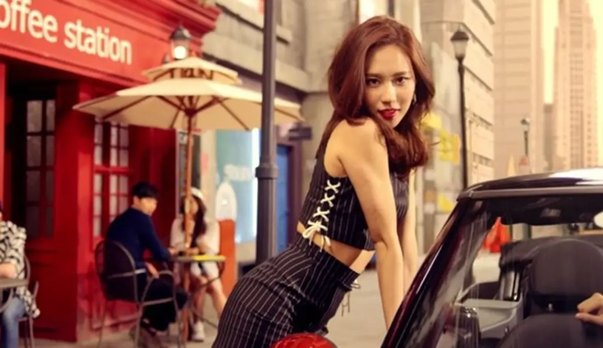 Wang Pei Pei, Fei dilahirkan di China pada 27 April 1987. Selain menjadi leader di Miss A, Fei juga menjadi lead vokal dan lead dance. Tak hanya itu saja, lekuk tubuh Fei membuat netizen terpana. (Soompi)