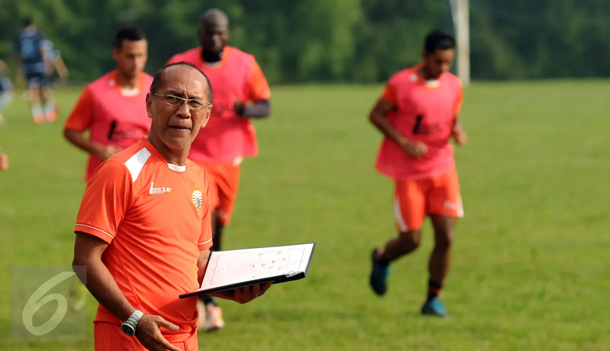 Pelatih Persija, Bambang Nurdiansyah (kiri) menyiapkan pemainnya jelang laga lawan Pra PON DKI Jaya di NYTC Sawangan, Depok, Selasa (8/12/2015). Laga ini persiapan jelang babak 8 besar Piala Jenderal Sudirman. (Liputan6.com/Helmi Fithriansyah)