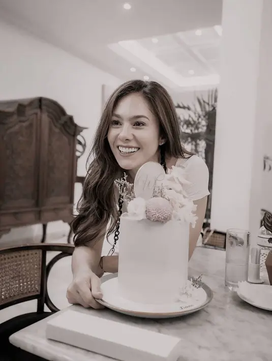 Wulan Guritno selalu tampil cantik di setiap kesempatan. Namun siapa yang sangka jika ia genap 40 tahun pada 14 April 2021 lalu. (Foto: instagram.com/wulanguritno)