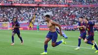 Pemain Barcelona, Ronald Araujo, melakukan selebrasi setelah mencetak gol ke gawang Girona pada laga pekan ke-9 La Liga 2025/2026 di Stadion Olimpic Lluis Companys, Sabtu (18/10) malam WIB. (AFP/Josep Lago)