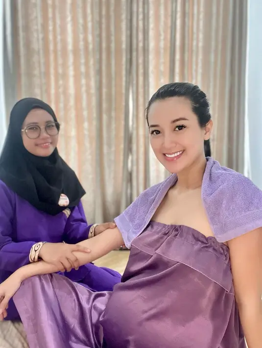 Di kehamilan ketiga ini, Sylvia Fully benar-benar memanjakan kebutuhan tubuhnya. Tak heran jika bumil yang satu ini makin terpancar auranya. Baby bump-nya yang terlihat makin besar juga mencuri perhatian. Senyum kebahagiaan pun merekah saat menanti buah hatinya lahir ke dunia. (Liputan6.com/IG/@sylvia_fully88)