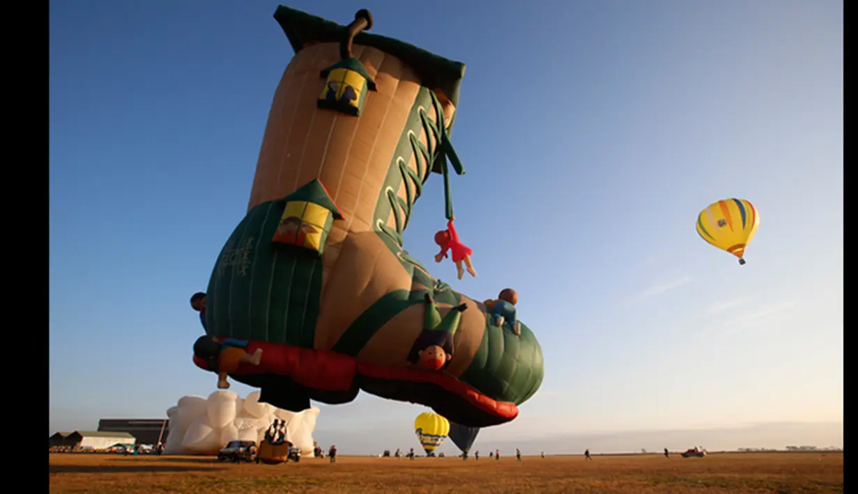 Balon udara berbentuk sepatu siap dilepaskan saat Filipina International Hot Air Balloon Fiesta di provinsi Pampanga, Manila, Kamis (12/2/2015). (Reuters / Erik De Castro)