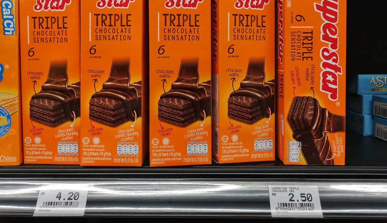 Wafer dengan logo khas Superman ini selalu menjadi jajanan wajib dibeli saat ke warung. Hayo, ngaku pasti kamu salah satu penggemar Wafer Super Star (Zety Akhzar / Shutterstock.com)