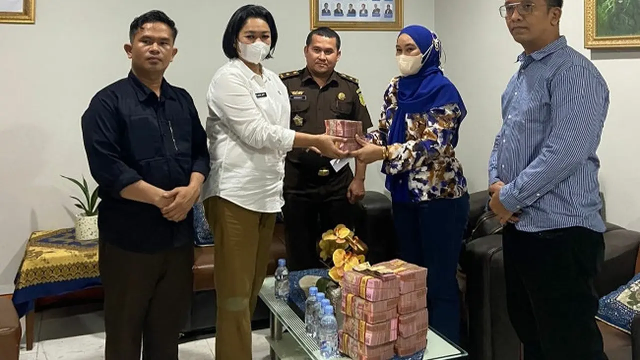 Kepala Kejari Rokan Hilir menerima pengembalian kerugian negara dari korupsi pembangunan pelabuhan Bagansiapiapi.