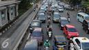 Beberapa motor nekat melintasi jalur bus Transjakarta di jalan Kramat Raya, Jakarta (22/6/2016). Pemprov DKI Jakarta harus membuat kebijakan atau terobosan radikal untuk segera mengatasi kemacetan di Jakarta. (Liputan6.com/Helmi Fithriansyah)