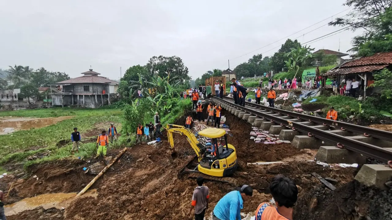 Jalur lintasan kereta api (KA) Bogor-Sukabumi, sampai saat ini belum bisa dilalui sejak Jumat (6/12/2019) malam.
