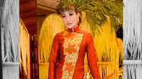Ayu Dewi dengan busana tradisional (Instagram/mrsayudewi)
