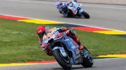 Pembalap Gresini Racing, Marc Marquez (depan) dan Alex Marquez memacu motornya saat MotoGP Jerman 2024 yang berlangsung di Sirkuit Sachsenring, Jerman, Minggu (07/07/2024) waktu setempat. (AFP/Radek Mica)