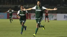 Striker Persebaya Surabaya, Manuchehr Jalilov, merayakan gol yang dicetaknya ke gawang Perseru Serui pada laga Piala Presiden 2019 di Stadion Si Jalak Harupat, Bandung, Sabtu (2/3). Persebaya menang 3-2 atas Perseru. (Bola.com/Yoppy Renato)