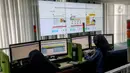 Petugas memantau penyebaran virus corona (COVID-19) di Dinas Kesehatan DKI Jakarta, Senin (9/3/2020). Sampai hari ini, Posko COVID-19 DKI Jakarta terlah dihubungi 3.580 orang. (Liputan6.com/Faizal Fanani)
