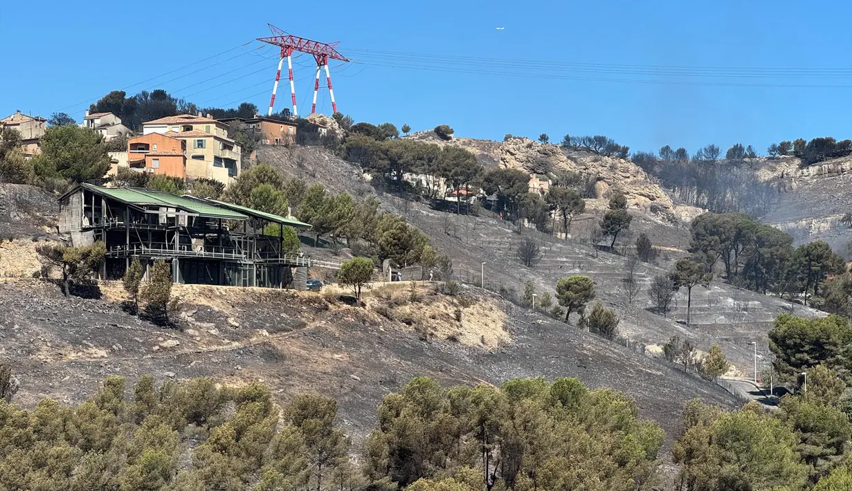 Foto yang menampilkan pemandangan umum area yang terbakar di Distrik L'Estaque, Marseille, selatan Prancis pada 9 Juli 2025, setelah kebakaran hutan melanda daerah yang dekat dengan pusat kota pelabuhan Meditteranean. (Viken KANTARCI/AFP)