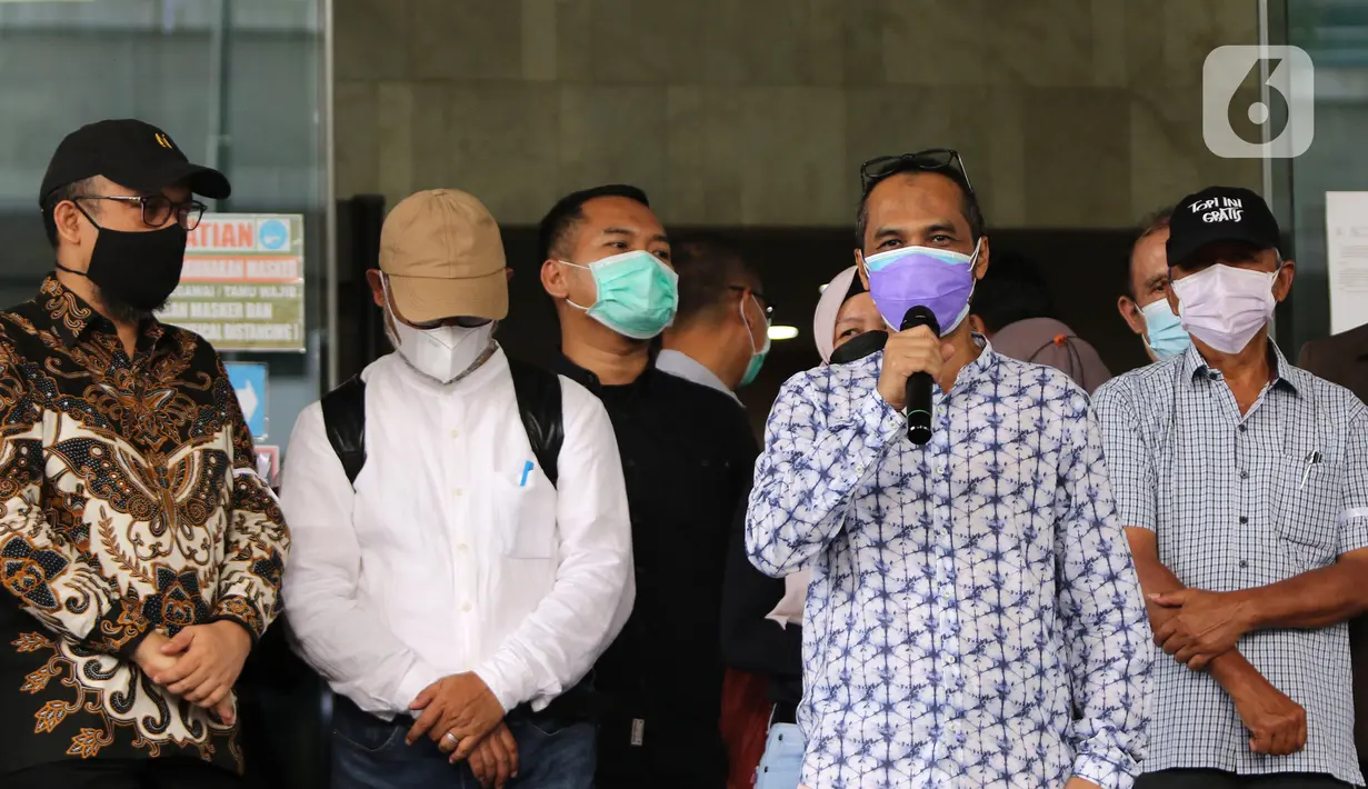 Mantan ketua KPK Abraham Samad (kedua kanan) berorasi di Gedung ACLC KPK, Jakarta, Kamis (30/9/2021). 57 + 1 pegawai KPK yang tak lolos TWK diberhentikan dengan hormat per 30 September 2021. (Liputan6.com/Herman Zakharia)