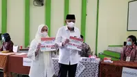 Calon Gubernur Kalimantan Utara Udin Hianggio menggunakan hak suaranya di Pilkada 2020. (foto:Siti Hadiani).