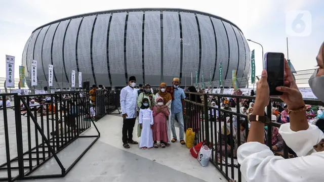 Ribuan Umat Muslim Laksanakan Sholat Idul Fitri di JIS