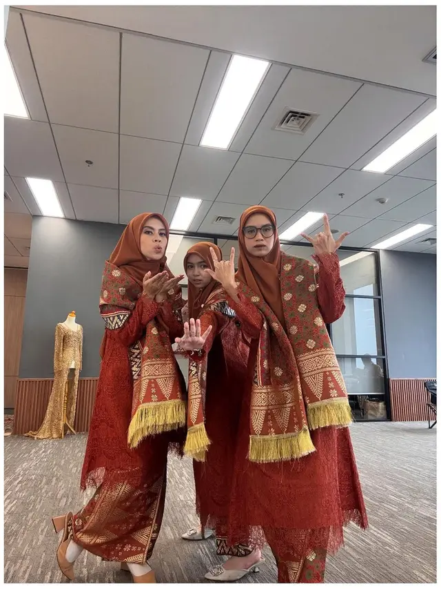 6 Potret Serasi Sienna Anak Marshanda dan Ibu Sambungnya di Nikahan Saudara