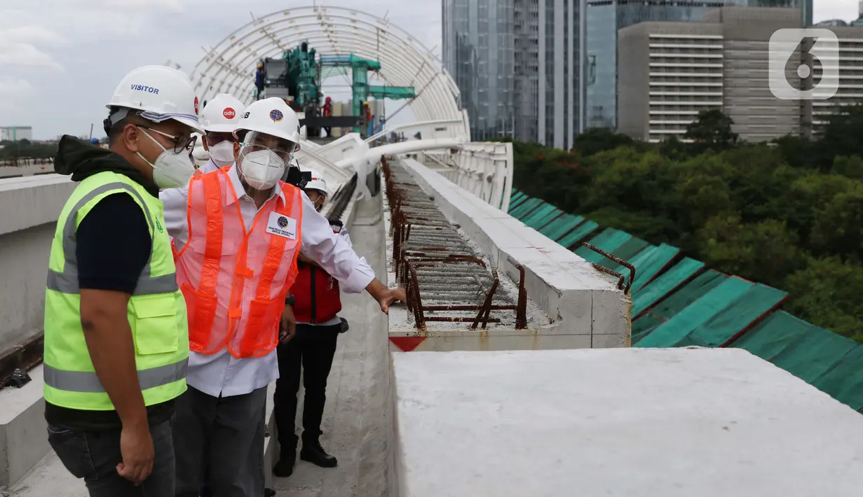 Menteri Perhubungan, Budi Karya Sumadi (kedua kiri) saat meninjau Jembatan Bentang Panjang Dukuh Atas LRT Jabodebek, Jakarta, Minggu (29/11/2020). Pada kunjungannya, Menhub Budi Karya juga berdiskusi tentang rencana integrasi antarmoda dengan stakeholder terkait. (Liputan6/Helmi Fithriansyah)