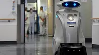 Robot pembersih 'Franzi' membersihkan area pintu masuk rumah sakit di Munich Neuperlach, Jerman selatan pada 12 Februari 2021. Di masa pandemi COVID-19, robot pembersih Franzi telah mempunyai peran baru, yaitu menghibur staf dan pasien di rumah sakit Munich. (Photo by Christof STACHE / AFP)