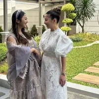 Tampilan Adik Kakak, Nikita Willy dan Winona saat Lebaran, credit: Instagram  (@nikitawillyofficial94)