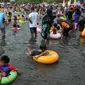 Keseruan sejumlah anak berenang di pantai yang berada di Taman Impian Jaya Ancol, Jakarta, Kamis (7/7). Ancol tetap menjadi primadona tempat wisata bagi warga Jakarta dan sekitar untuk mengisi libur Lebaran. (Liputan6.com/Johan Tallo)