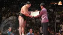 Roy Suryo memberikan penghargaan kepada Harumafuji yang menjadi Juara sejati dalam Kejuaraan Dunia Sumo (Liputan6.com/ Helmi Fithriansyah)