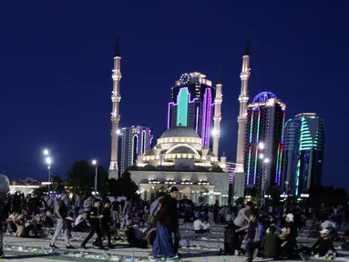 Suasana saat umat muslim berbuka puasa bersama saat bulan suci Ramadan di alun-alun depan Masjid Pusat 'Heart of Chechnya', Grozny, Rusia, Jumat (31/5/2019). (AP Photo/Musa Sadulayev)