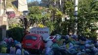 Karena Parkir sembarangan, sebuah mobil ditutupi dengan plastik sampah di Filipina. Source: Viral4real.com