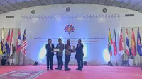 Senior Vice President Underground Mine PT Freeport Indonesia Hengky Rumbino, menerima penghargaan Good Mining Practice, Metallic Mineral oleh ASEAN Mineral Awards 2023, di Phnom Penh, Kamboja, pada Kamis (23/11/2023). (dok PTFI)
