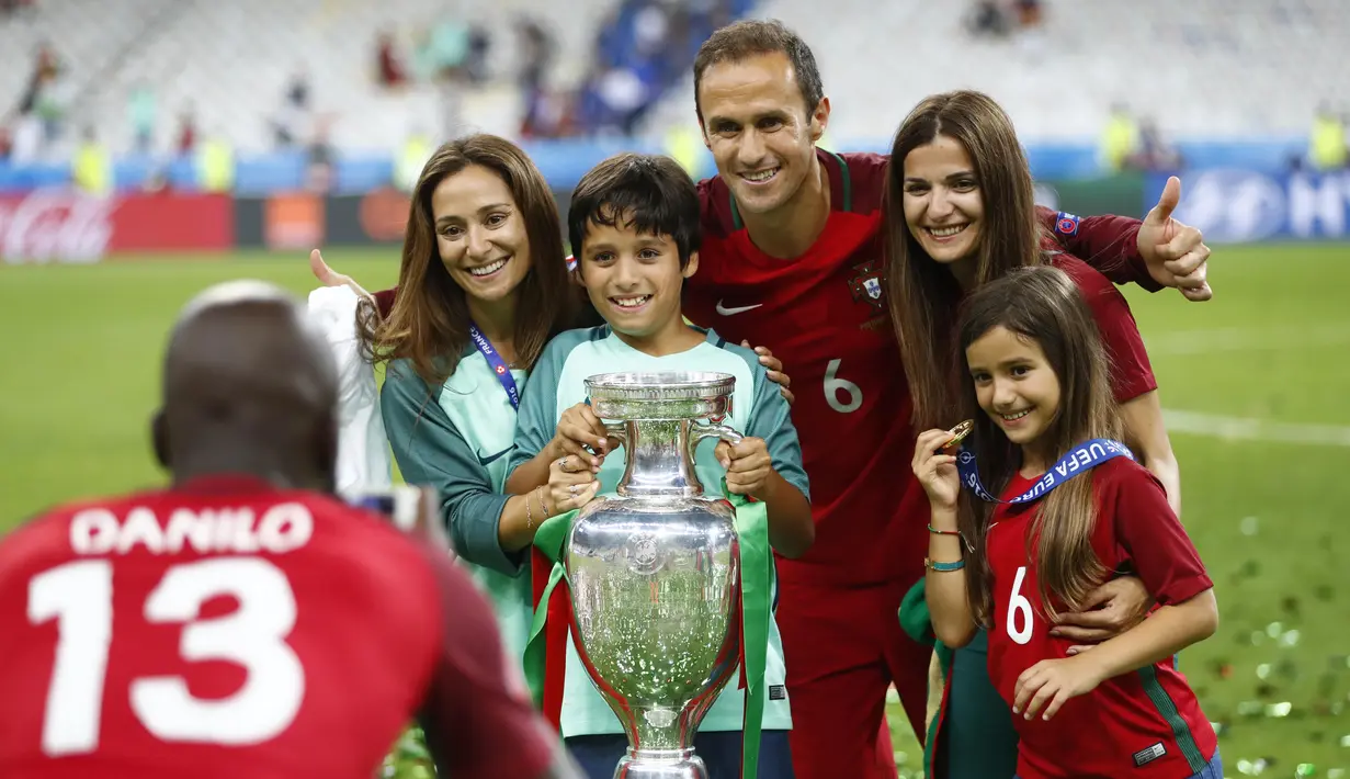 Pemain Portugal, Ricardo Carvalho berfoto bersama keluarganya dengan trofi juara Piala Eropa 2016 di  Stade de France, Saint-Denis, Prancis, (10/7/2016). Portugal menang atas Prancis 1-0. (REUTERS/Kai Pfaffenbach)