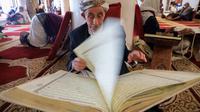 Pria Muslim membaca Al-qur'an pada hari pertama Ramadhan di Masjid Al-Kabir di ibu kota Yaman, Sanaa, 2 April 2022. Pemberontak Huthi yang didukung Iran dan koalisi pimpinan Saudi sepakat untuk mematuhi gencatan senjata dua bulan, yang mulai berlaku pada hari pertama puasa. (MOHAMMED HUWAIS/AFP)