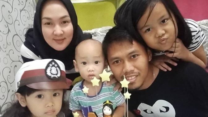 Bek Persija Jakarta Tony Sucipto dan keluarganya. (foto: instagram.com/toncip6)